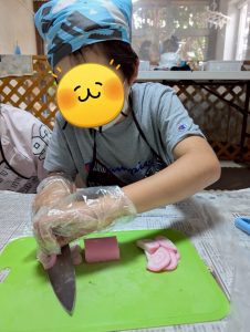 翔ちゃん　かまぼこ切る